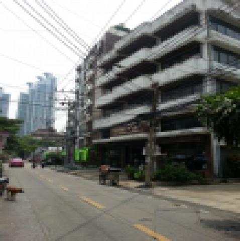 ขายด่วน!!!อาคาร 5 ชั้น สุขุมวิทซอย 16 ติดถนน 3 ด้าน  (148 ตรว.)