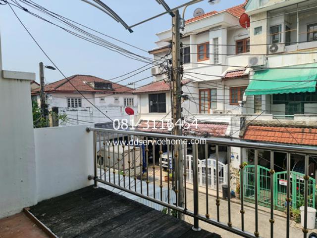 ขายทาวน์เฮ้าส์ 3 ชั้น 4 ห้องนอน 3 ห้องน้ำ ม. ร่มรื่น ถนนสตรีวิทยา2 ซอย29 ซอยโชคชัย 4 แยก 70 ถนนลาดพร้าว 18 ตรว. 3.5 ล้าน