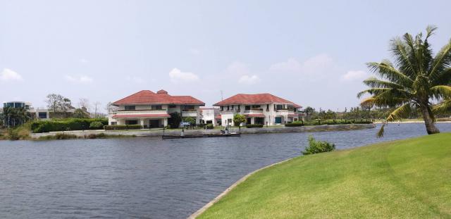 บ้านในสนามกอฟล์ 363 ตรว 7200000 บาท
