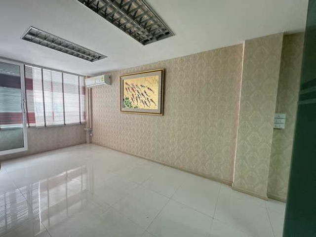 ให้เช่าตึกอาคารพาณิชย์ 2 คูหา 4 ชั้นครึ่ง ทุบติดกัน ขนาด 600 ตร.ม. ซอย  รัชดาภิเษก 22