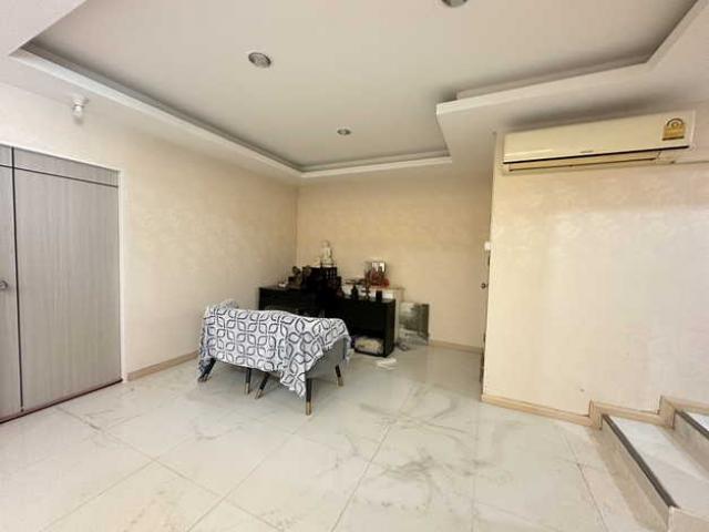 ให้เช่าตึกอาคารพาณิชย์ 2 คูหา 4 ชั้นครึ่ง ทุบติดกัน ขนาด 600 ตร.ม. ซอย  รัชดาภิเษก 22