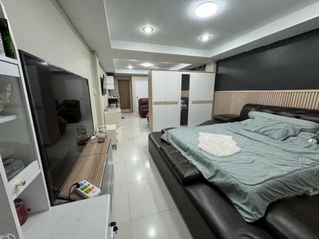 ให้เช่าตึกอาคารพาณิชย์ 2 คูหา 4 ชั้นครึ่ง ทุบติดกัน ขนาด 600 ตร.ม. ซอย  รัชดาภิเษก 22