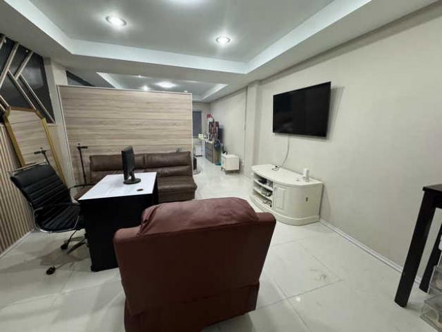 ให้เช่าตึกอาคารพาณิชย์ 2 คูหา 4 ชั้นครึ่ง ทุบติดกัน ขนาด 600 ตร.ม. ซอย  รัชดาภิเษก 22