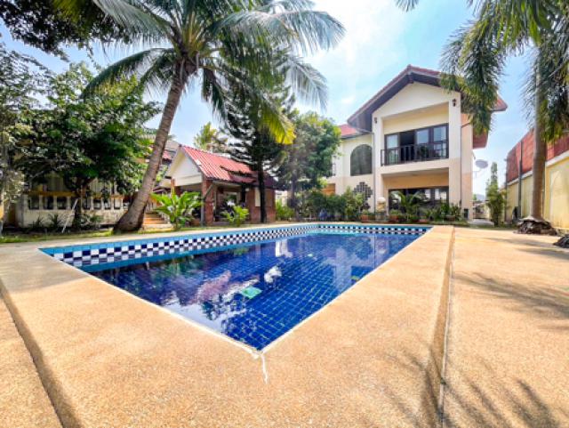 Land With 3 building For Sale 800 sq.m. near Chaweng Beach Bophut Koh Samui large swimming pool 
