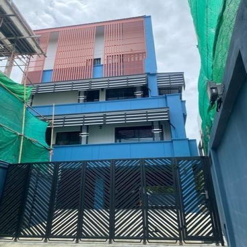 PB4607 ให้เช่าออฟฟิศ 4 ชั้น ซอย20มิถุนา ใกล้ MRT สุทธิสาร มีที่จอดรถประมาณ 10 คัน 