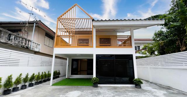 ขายบ้านพร้อมอยู่ ลาดพร้าว101แยก42