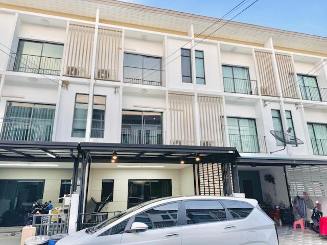 BH3176 ปล่อยเช่าทาวน์โฮม 3 ชั้น Patio Srinakarin - Rama 9 ย่านกรุงเทพกรีฑา ตกแต่งสไตล์มินิมอล อนุญาตให้เลี้ยงสัตว์(เล็กๆ)ได้ 