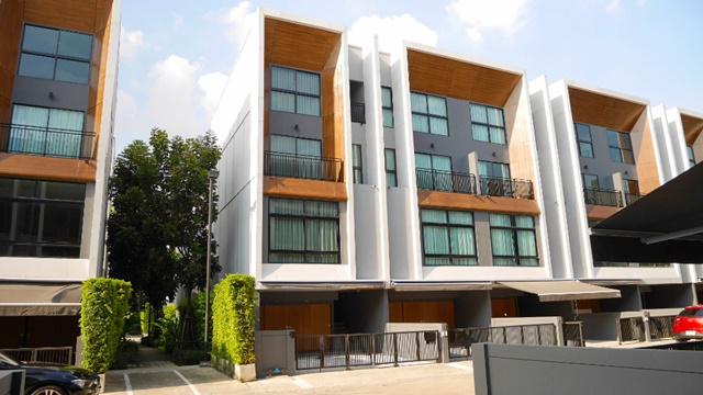  โฮมทาวน์ 3 ชั้นครึ่ง 322ตร.ม ARL รามคำแหง เดอะไนน์ พระราม 9 1.9 กม..24 ตร.วา.พัฒนาการ16-22 3นอน 4 น้ำ 5 แอร์  อาร์เดน