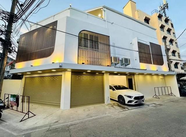 ขายบ้าน 3ชั้น หลังมุมแต่งสวยใจกลางเมือง ถนนสาทร ใกล้ BTS สุรศักดิ์ เนื้อที่ 15 ตารางวา พื้นที่ใช้สอย 150 ตารางเมตร 2 ห้องนอน 3 ห้องน้ำ