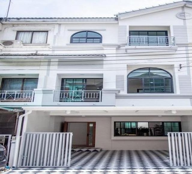 ขายทาวน์โฮม 3 ชั้น โครงการบ้านกลางเมือง โครงการ 1 ซอยนาคนิวาส 4 ใกล้เซ็นทรัล อีสต์วิลล์ 