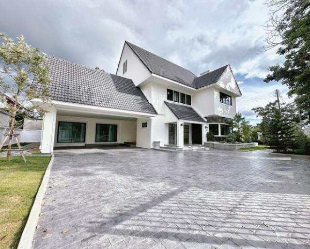ลดราคาขาย บ้านหลังใหญ่ 2 ชั้น แปลงมุม สันกำแพง            