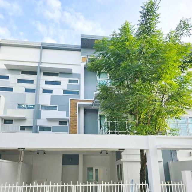 ให้เช่าทาวน์เฮาส์ 3 ชั้น หรูหราโอ่โถง ติดถนนใหญ่ BTS ศรีนครินทร์ 1.6 กม. 232 ตร.ม. 31 ตร.วา. หน้าบ้านกว้าง เป็นโฮมออฟฟิศ  3 นอน 4 น้ำ 5 แอร์