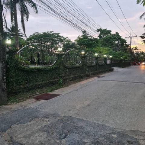 ขายบ้านเดี่ยวพร้อมสิ่งปลูกสร้างอื่นๆ บรรยากาศร่มรื่นแบบธรรมชาติ​สงบ​ร่มเย็น​  ไม่มีมลพิษรบกวน อยู่ในตัวเมืองระนอง เยื้องบิ๊กซีระนอง อำเภอเมืองระนอง จังหวัดระนอง