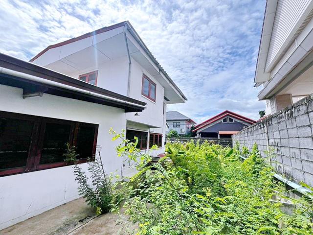 ติดราชวินิตบางเขน  ถ.งามวงศ์วาน45-49  บ้านเดี่ยว 2 ชั้น  3นอน 3น้ำ 80 ตร.วา.240 ตร.ม. ม.เกษตรศาสตร์ 2.8 กม.   MRT บางเขน 1.6 กม.  เดอะมอลล์