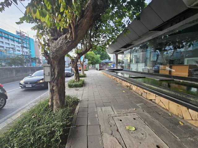 ขายที่ดินติดถนนรัชดาแถมสิ่งปลูกสร้าง ขายถูกมาก......​ทำเล Woww มาก