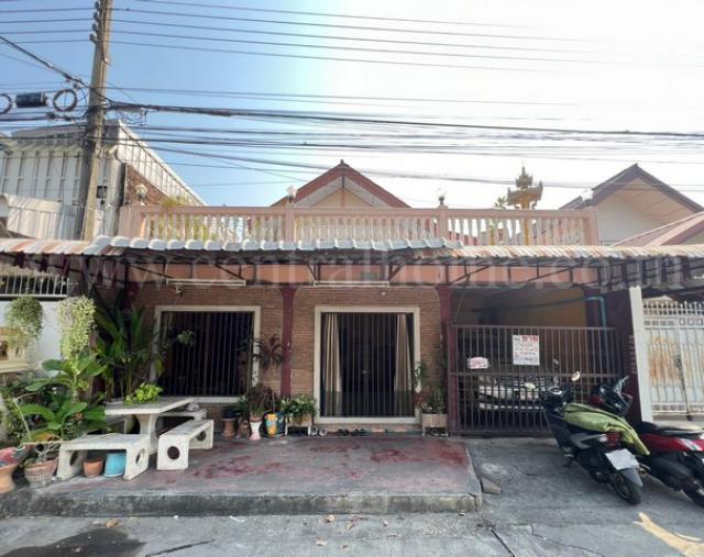บ้านแฝด หมู่บ้าน เกษมทรัพย์ ลำลูกกา คลองหนึ่ง ต่อเติมข้างหน้าเป็นห้องนั่งเล่น