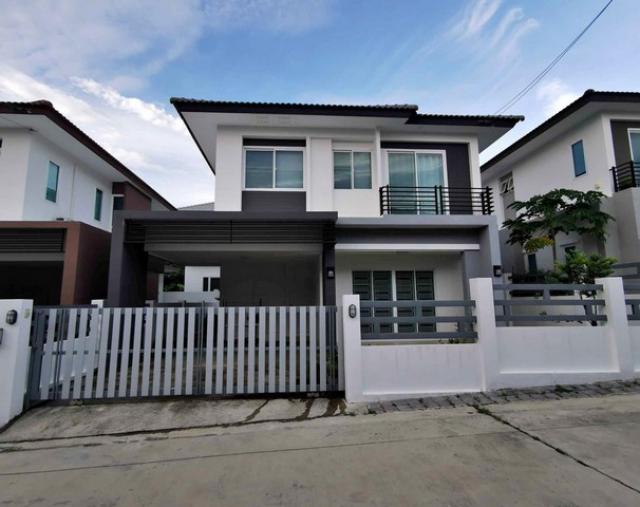 บ้านแฝด (ตัวบ้านไม่ติดกัน)​ 2 ชั้น ให้เช่าพร้อมเฟอร์ ใกล้แหล่งอุตสาหกรรมบ่อวินศรีราชา