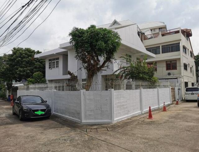ขายบ้านเดี่ยว 2 ชั้น หลังมุม สไตล์วินเทจ 71 ตรว. ซอยเย็นอากาศ ย่านสาทร สภาพแวดล้อมดี เงียบสงบ ใกล้ One Bangkok 