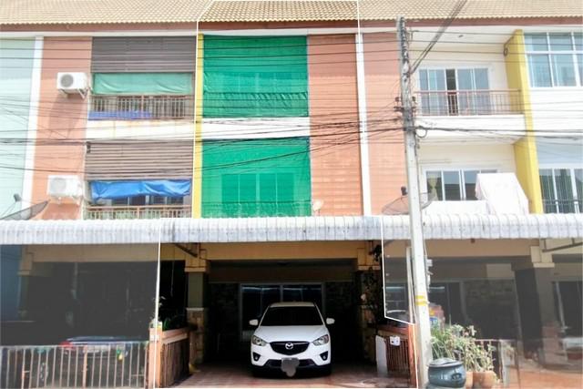 ทาวน์โฮม 3 ชั้น เชิงพาณิชย์ หมู่บ้าน ฉัตรหลวง 13 ต้นโครงการ