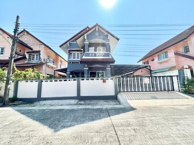 บ้านเดี่ยว หมู่บ้าน สุภาวัลย์ หนามแดง - เทพารักษ์ สมุทรปราการ ต่อเติมหลังคาจอดรถ