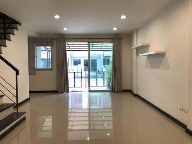  ทาวน์โฮม 3 ชั้น โครงการแกรนด์ดิตี้ สุวรรณภูมิ เขตลาดกระบัง กรุงเทพมหานคร เนื้อที่ 18.1 ตรว. 