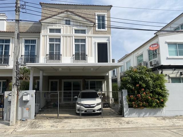 ทาวโฮมตกแต่งพร้อมเข้าอยู่ มีส่วนต่อเติมหลังบ้านทำเป็นครัว ตำบลดอกไม้ อำเภอประเวศ จังหวัดกรุงเทพ