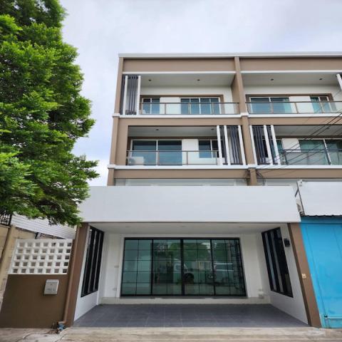 BH3487 ใช้เช่า-ขายอาคารพาณิชย์ 3 ชั้นครึ่ง โครงการพฤกษาอเวนิว พัฒนาการ32  รีโนเวทใหม่ทั้งหลัง พื้นที่ใช้สอยขนาดใหญ่ถึง 250ตร.ม. ใกล้ทองหล่อ