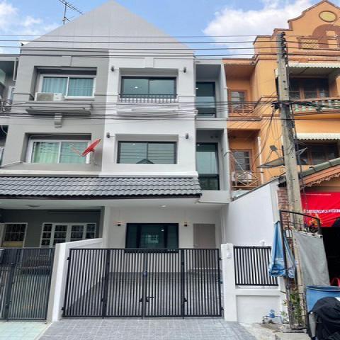 M42ขายทาวน์โฮม 3 ชั้น รีโนเวทใหม่ หมู่บ้านลัลลี่วิลล์ ลำลูกกา-คลอง 1 ซอยบุญคุ้ม  ใกล้ทางด่วน 