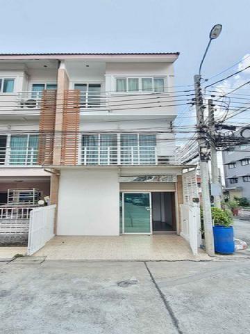 M44 ให้เช่าทาวน์โฮม 3 ชั้นหลังมุม  หมู่บ้านโฮมอินทาวน์ พหลโยธิน 73 ติดถนนใหญ่ ใกล้รถไฟฟ้าสถานี คปอ.