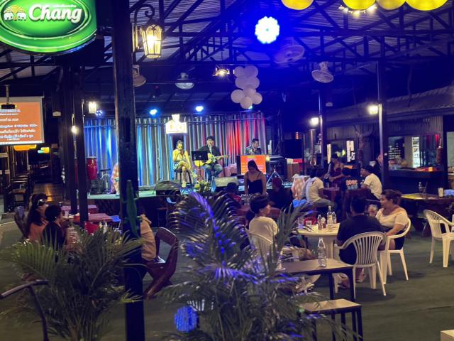 ขายธุรกิจ คาเฟ่ สระว่ายน้ำ ร้านอาหาร ผับสถานบันเทิง และบ้านหลังใหญ่ รวมที่ดิน 1.5 ไร่ จังหวัดนครราชสีมา ติดถนนทำเลทอง ถนนยุทธศาสตร์ (สูงเนิน-กุดจิก) ใกล้อุตสาหกรรม 