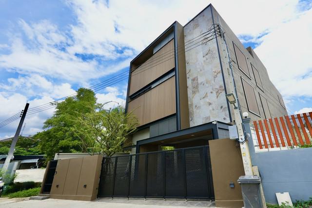 ขายบ้านเดี่ยว 3 ชั้น Modern luxury โยธินพัฒนา 3 ขนาด 100 ตร.วา พร้อมสระว่ายน้ำ และสวนชั้นดาดฟ้า