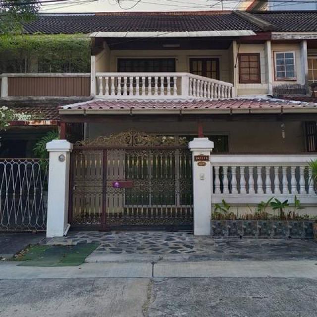 ขายทาวน์เฮ้าส์ 2 ชั้น หมู่บ้านราชาวิลล่า ติดถนนใหญ่ ย่านลาดพร้าว ใกล้ MRT ลาดพร้าว 71