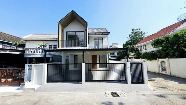 ขายบ้านเดี่ยว2ชั้น 42 ตร.ว.ย่านสุขุมวิทบางจากเขตพระโขนงหลังมุมรีโนเวทใหม่ใกล้BTSบางจาก