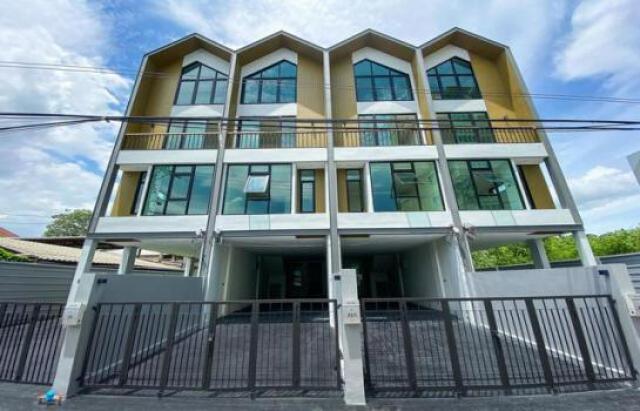 ขายทาวน์โฮมออฟฟิศ 4 ชั้น หลังมุม ซอยวชิรธรรม 60 มีให้เลือกหลายคูหา