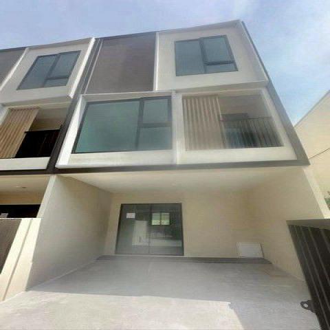 ให้เช่า ทาวน์โฮม 2.5 ชั้น หลังใหม่ แปลงมุม ติดสวน โครงการอัลติจูด คราฟ บางนา