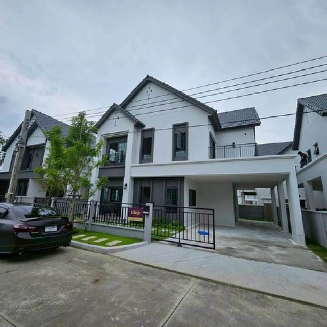Centro Bangna luxury House Fully Furnished พร้อมเข้าอยู่
