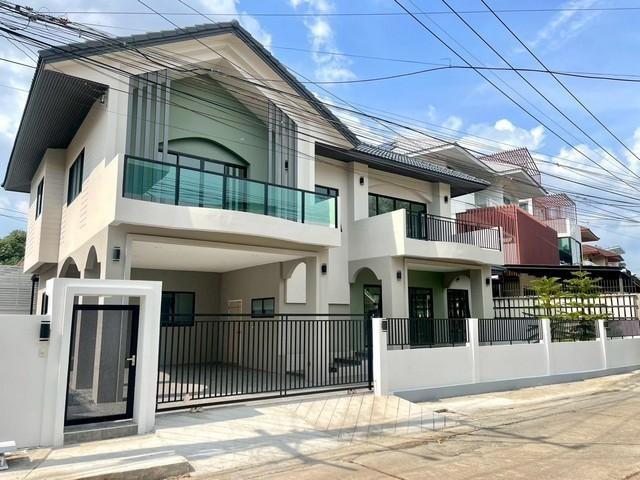 MT160 ขาย บ้านเดี่ยว รีโนเวทใหม่ทั้งหลัง หมู่บ้านปรีชาล้ำเพชร รามคำแหง76 ใกล้รถไฟฟ้าสายสีส้ม ใกล้เดอะมอลล์บางกะปิ