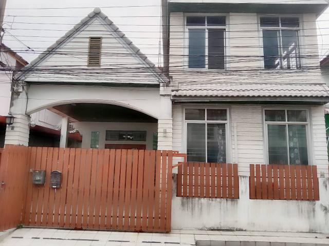  ขายบ้านแฝดสไตล์บ้านเดี่ยว หมู่บ้านสีฟ้า ซอยลาดพร้าว 101 (แยก33) กทม. เนื้อที่ 42 ตรว.  