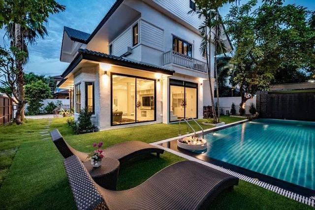 ให้เช่า 74,000 บาท/เดือน 135 ตรว. อ.เมือง บ้านพูลวิลล่า 2 ชั้น ตกแต่งสวยหรู สไตล์โมเดิร์น เฟอร์นิเจอร์ครบ พร้อมอยู่ บรรยากาศ เงียบสงบ