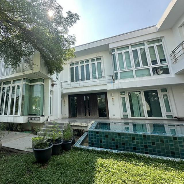 ขายบ้านเดี่ยวหรู พร้อมสระว่ายน้ำ & สวนส่วนตัว ใจกลางสุขุมวิท 71 พื้นที่ใช้สอยกว่า 700 ตร.ม.