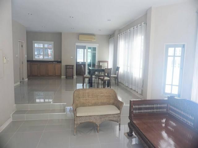 ให้เช่าบ้านเดี่ยว 2 ชั้น 220 ตร.ม. 4 ห้องนอน ถนนศรีนครินทร์ 51 ใกล้ซีคอนสแควร์ และรถไฟฟ้าสายสีเหลือง