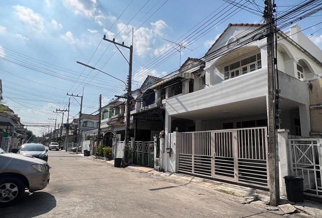 นันทนา ตลาดพูนทรัพย์ 300ม.  MRTรังสิต 4.7 กม. ทาวน์เฮ้าส์ 2.5 ชั้น 19 ตร.วา.170 ตร.ม. ใหม่ทั้งหลัง ม.ปทุมธานี 1.9 กม.2 นอน 2 น้ำ 1 แอร์  