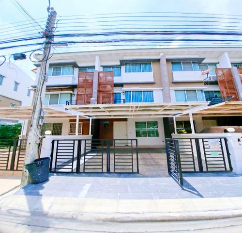 ถ.อ่อนนุช-ลาดกระบังAPLลาดกระบัง 1.4กม. ทาวน์โฮม 3 ชั้น 21ตร.วา.โรบินสัน ลาดกระบัง 1กม.241ตร.ม.สภาพดี เฟอร์ครบ 3 นอน 3 น้ำ 