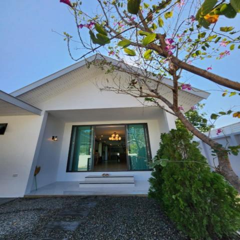 บ้านใหม่ #โซนน้ำแพร่ #หางดง 12.9 ล้าน 198 ตรว. บ้านชั้นเดียว ท่ามกลางธรรมชาติ บ้านรูปตัว U มีสวนตรงกลาง เฟอร์นิเจอร์ครบ พร้อมเข้าอยู่ได้เลย