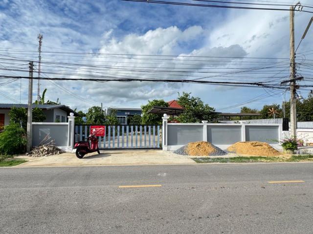 ขายที่ดินพร้อมบ้านสร้างใหม่่ ทำเลดี จังหวัดชัยนาท