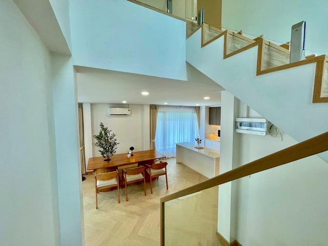 ARLบ้านทับช้าง2.3กม.พัฒนาการ 67-71  ขายคฤหาสน์ บ้านเดี่ยวหรู 2 ชั้น ใหม่ทั้งหลัง 75 ตร.วา. 300 ตร.ม.พร้อมเฟอร์  3 นอน 3 น้ำ 