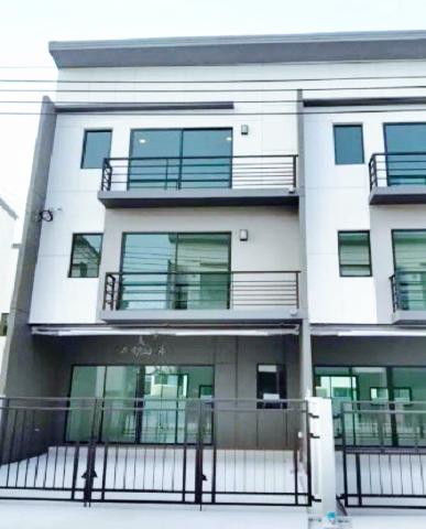 MRT แยกติวานนท์ 2.9 กม.บ้านกลางเมืองราชพฤกษ์-พระราม5  เช่าทาวน์โฮม 3 ชั้น 18ตร.วา. 220ตร.ม.  ท่าเรือด่วนพิบูลย์สงคราม 2 900 ม.