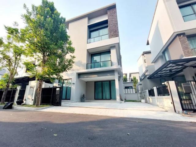  ให้เช่าบ้านแฝด 3 ชั้น ระดับ Luxury บ้านกลางเมือง คลาสเซ่ เอกมัย-รามอินทรา 