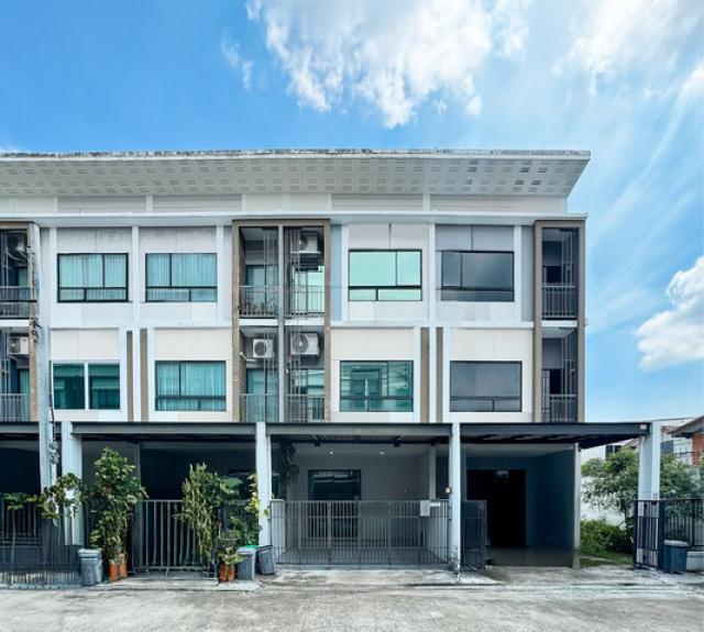 ขายทาวน์โฮม 3ชั้น พาทิโอ วัชรพล-รามอินทรา 19.3 ตร.ว สไตล์ Modern Iconic บ้านเทียบมือหนึ่ง ต่อเติมเต็มพื้นที่ เดินทางสะดวก 