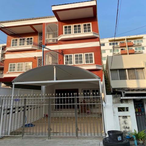 BH3711 ให้เช่าทาวน์เฮาส์ 3 ชั้น ลาดพร้าวซอย 29 ใกล้ MRT ลาดพร้าว  สนใจติดต่อ Agent คุณบัว โทร 093-646-4597